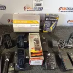 LOTE 380 - 01 INVERSOR 12V/127V, 01 MÁQUINA DE CORTAR CABELO, 02 RÁDIOS COMUNICADOR E VÁRIOS APARELHOS DE TELEFONE MARCAS E MODELOS DIVERSOS. (NO ESTADO) ATENÇÃO! FAZER A VISITAÇÃO ANTES DE ARREMATAR, NÃO SABEMOS SE FUNCIONA. LEILÃO NÃO TEM GARANTIA E NEM DEVOLUÇÃO, SUJEITO A POSSÍVEIS AVARIAS VISÍVEIS/OCULTAS E/OU AUSÊNCIA DE COMPONENTES.