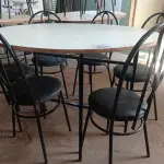 LOTE 205 - 01 MESA DE FERRO COM BASE DOBRÁVEL, TAMPO EM MADEIRA E 06 CADEIRAS DE FERRO COM ASSENTO ALMOFADADO. (NO ESTADO) ATENÇÃO! FAZER A VISITAÇÃO ANTES DE ARREMATAR, NÃO SABEMOS SE FUNCIONA. LEILÃO NÃO TEM GARANTIA E NEM DEVOLUÇÃO, SUJEITO A POSSÍVEIS AVARIAS VISÍVEIS/OCULTAS E/OU AUSÊNCIA DE COMPONENTES.