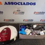 LOTE 422 - 01 ROBÔ ASPIRADOR E PERIFÉRICOS DIVERSOS. (NO ESTADO) ATENÇÃO! FAZER A VISITAÇÃO ANTES DE ARREMATAR, NÃO SABEMOS SE FUNCIONA. LEILÃO NÃO TEM GARANTIA E NEM DEVOLUÇÃO, SUJEITO A POSSÍVEIS AVARIAS VISÍVEIS/OCULTAS E/OU AUSÊNCIA DE COMPONENTES.