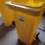 LOTE 236 - 01 CONTAINER HDPE EN840 120LITROS. (NO ESTADO) ATENÇÃO! FAZER A VISITAÇÃO ANTES DE ARREMATAR, NÃO SABEMOS SE FUNCIONA. LEILÃO NÃO TEM GARANTIA E NEM DEVOLUÇÃO, SUJEITO A POSSÍVEIS AVARIAS VISÍVEIS/OCULTAS E/OU AUSÊNCIA DE COMPONENTES.