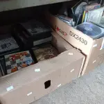 LOTE 324 - 01 LOTE COM VÁRIOS CDS E DVD DE TÍTULOS DIVERSOS. (NO ESTADO) ATENÇÃO! FAZER A VISITAÇÃO ANTES DE ARREMATAR, NÃO SABEMOS SE FUNCIONA. LEILÃO NÃO TEM GARANTIA E NEM DEVOLUÇÃO, SUJEITO A POSSÍVEIS AVARIAS VISÍVEIS/OCULTAS E/OU AUSÊNCIA DE COMPONENTES.