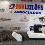 LOTE 367 - 01 MICROSCÓPIO. (NO ESTADO) ATENÇÃO! FAZER A VISITAÇÃO ANTES DE ARREMATAR, NÃO SABEMOS SE FUNCIONA. LEILÃO NÃO TEM GARANTIA E NEM DEVOLUÇÃO, SUJEITO A POSSÍVEIS AVARIAS VISÍVEIS/OCULTAS E/OU AUSÊNCIA DE COMPONENTES.