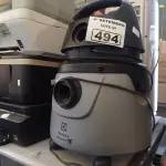 LOTE 494 - 01 ASPIRADOR DE PÓ MARCA ELECTROLUX. (NO ESTADO) ATENÇÃO! FAZER A VISITAÇÃO ANTES DE ARREMATAR, NÃO SABEMOS SE FUNCIONA. LEILÃO NÃO TEM GARANTIA E NEM DEVOLUÇÃO, SUJEITO A POSSÍVEIS AVARIAS VISÍVEIS/OCULTAS E/OU AUSÊNCIA DE COMPONENTES.