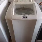 LOTE 201 - 01 MÁQUINA DE LAVAR ROUPAS MARCA ELECTROLUX CAPACIDADE 6KG 220V. (NO ESTADO) ATENÇÃO! FAZER A VISITAÇÃO ANTES DE ARREMATAR, NÃO SABEMOS SE FUNCIONA. LEILÃO NÃO TEM GARANTIA E NEM DEVOLUÇÃO, SUJEITO A POSSÍVEIS AVARIAS VISÍVEIS/OCULTAS E/OU AUSÊNCIA DE COMPONENTES.