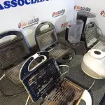 LOTE 319 - 04 SANDUICHEIRAS, 01 CAFETEIRA, 01 BASE E 01 COPO DE LIQUIDIFICADOR. (NO ESTADO) ATENÇÃO! FAZER A VISITAÇÃO ANTES DE ARREMATAR, NÃO SABEMOS SE FUNCIONA. LEILÃO NÃO TEM GARANTIA E NEM DEVOLUÇÃO, SUJEITO A POSSÍVEIS AVARIAS VISÍVEIS/OCULTAS E/OU AUSÊNCIA DE COMPONENTES.