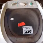 LOTE 330 - 01 MÁQUINA DE LAVAR ROUPAS MARCA ELECTROLUX CAPACIDADE 6KG 220V. (NO ESTADO) ATENÇÃO! FAZER A VISITAÇÃO ANTES DE ARREMATAR, NÃO SABEMOS SE FUNCIONA. LEILÃO NÃO TEM GARANTIA E NEM DEVOLUÇÃO, SUJEITO A POSSÍVEIS AVARIAS VISÍVEIS/OCULTAS E/OU AUSÊNCIA DE COMPONENTES.