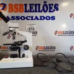 LOTE 374 - 01 MICROSCÓPIO. (NO ESTADO) ATENÇÃO! FAZER A VISITAÇÃO ANTES DE ARREMATAR, NÃO SABEMOS SE FUNCIONA. LEILÃO NÃO TEM GARANTIA E NEM DEVOLUÇÃO, SUJEITO A POSSÍVEIS AVARIAS VISÍVEIS/OCULTAS E/OU AUSÊNCIA DE COMPONENTES.