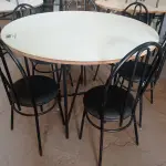 LOTE 195 - 01 MESA DE FERRO COM BASE DOBRÁVEL, TAMPO EM MADEIRA E 06 CADEIRAS DE FERRO COM ASSENTO ALMOFADADO. (NO ESTADO) ATENÇÃO! FAZER A VISITAÇÃO ANTES DE ARREMATAR, NÃO SABEMOS SE FUNCIONA. LEILÃO NÃO TEM GARANTIA E NEM DEVOLUÇÃO, SUJEITO A POSSÍVEIS AVARIAS VISÍVEIS/OCULTAS E/OU AUSÊNCIA DE COMPONENTES.
