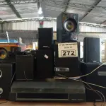 LOTE 272 - 01 TOCA-DISCOS, VÁRIAS CAIXINHAS DE SOM AMBIENTE, 04 APARELHOS DE DVD, 02 VIDEOCASSETES E 04 CONTROLES REMOTOS MARCAS E MODELOS DIVERSOS.  (NO ESTADO) ATENÇÃO! FAZER A VISITAÇÃO ANTES DE ARREMATAR, NÃO SABEMOS SE FUNCIONA. LEILÃO NÃO TEM GARANTIA E NEM DEVOLUÇÃO, SUJEITO A POSSÍVEIS AVARIAS VISÍVEIS/OCULTAS E/OU AUSÊNCIA DE COMPONENTES.