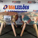LOTE 264 - 02 BANQUETAS ALMOFADADAS. (NO ESTADO) ATENÇÃO! FAZER A VISITAÇÃO ANTES DE ARREMATAR, NÃO SABEMOS SE FUNCIONA. LEILÃO NÃO TEM GARANTIA E NEM DEVOLUÇÃO, SUJEITO A POSSÍVEIS AVARIAS VISÍVEIS/OCULTAS E/OU AUSÊNCIA DE COMPONENTES.