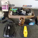 LOTE 430 - 01 LOTE COM VÁRIAS LANTERNAS E PERIFÉRICOS DIVERSOS. (NO ESTADO) ATENÇÃO! FAZER A VISITAÇÃO ANTES DE ARREMATAR, NÃO SABEMOS SE FUNCIONA. LEILÃO NÃO TEM GARANTIA E NEM DEVOLUÇÃO, SUJEITO A POSSÍVEIS AVARIAS VISÍVEIS/OCULTAS E/OU AUSÊNCIA DE COMPONENTES.