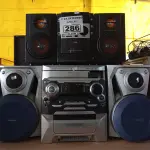 LOTE 286 - 02 APARELHOS DE SOM, 01 SUBWOOFER E VÁRIAS CAIXAS DE SOM MARCAS E MODELOS DIVERSOS. (NO ESTADO) ATENÇÃO! FAZER A VISITAÇÃO ANTES DE ARREMATAR, NÃO SABEMOS SE FUNCIONA. LEILÃO NÃO TEM GARANTIA E NEM DEVOLUÇÃO, SUJEITO A POSSÍVEIS AVARIAS VISÍVEIS/OCULTAS E/OU AUSÊNCIA DE COMPONENTES.