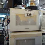 LOTE 228 - 02 MICRO-ONDAS E 03 CAFETEIRAS MARCAS E MODELOS DIVERSOS.  (NO ESTADO) ATENÇÃO! FAZER A VISITAÇÃO ANTES DE ARREMATAR, NÃO SABEMOS SE FUNCIONA. LEILÃO NÃO TEM GARANTIA E NEM DEVOLUÇÃO, SUJEITO A POSSÍVEIS AVARIAS VISÍVEIS/OCULTAS E/OU AUSÊNCIA DE COMPONENTES.