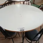 LOTE 255 - 01 MESA DE FERRO COM BASE DOBRÁVEL, TAMPO EM MADEIRA E 06 CADEIRAS DE FERRO COM ASSENTO ALMOFADADO. (NO ESTADO) ATENÇÃO! FAZER A VISITAÇÃO ANTES DE ARREMATAR, NÃO SABEMOS SE FUNCIONA. LEILÃO NÃO TEM GARANTIA E NEM DEVOLUÇÃO, SUJEITO A POSSÍVEIS AVARIAS VISÍVEIS/OCULTAS E/OU AUSÊNCIA DE COMPONENTES.
