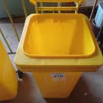 LOTE 216 - 01 CONTAINER HDPE EN840 120LITROS. (NO ESTADO) ATENÇÃO! FAZER A VISITAÇÃO ANTES DE ARREMATAR, NÃO SABEMOS SE FUNCIONA. LEILÃO NÃO TEM GARANTIA E NEM DEVOLUÇÃO, SUJEITO A POSSÍVEIS AVARIAS VISÍVEIS/OCULTAS E/OU AUSÊNCIA DE COMPONENTES.