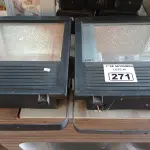 LOTE 271 - 02 LUMINÁRIAS DE PÁTIO. (NO ESTADO) ATENÇÃO! FAZER A VISITAÇÃO ANTES DE ARREMATAR, NÃO SABEMOS SE FUNCIONA. LEILÃO NÃO TEM GARANTIA E NEM DEVOLUÇÃO, SUJEITO A POSSÍVEIS AVARIAS VISÍVEIS/OCULTAS E/OU AUSÊNCIA DE COMPONENTES.