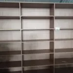 LOTE 521 - 01 ESTANTE EM MADEIRA COM DIVISÓRIAS. (NO ESTADO) ATENÇÃO! FAZER A VISITAÇÃO ANTES DE ARREMATAR, NÃO SABEMOS SE FUNCIONA. LEILÃO NÃO TEM GARANTIA E NEM DEVOLUÇÃO, SUJEITO A POSSÍVEIS AVARIAS VISÍVEIS/OCULTAS E/OU AUSÊNCIA DE COMPONENTES.