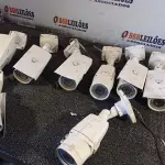 LOTE 371 - 01 LOTE COM VÁRIAS CÂMERAS DE SEGURANÇA MARCAS E MODELOS DIVERSOS. (NO ESTADO) ATENÇÃO! FAZER A VISITAÇÃO ANTES DE ARREMATAR, NÃO SABEMOS SE FUNCIONA. LEILÃO NÃO TEM GARANTIA E NEM DEVOLUÇÃO, SUJEITO A POSSÍVEIS AVARIAS VISÍVEIS/OCULTAS E/OU AUSÊNCIA DE COMPONENTES.