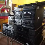 LOTE 509 - 05 VIDEOCASSETES, 03 APARELHOS DE SOM E 02 APARELHOS DE DVD MARCAS E MODELOS DIVERSOS. (NO ESTADO) ATENÇÃO! FAZER A VISITAÇÃO ANTES DE ARREMATAR, NÃO SABEMOS SE FUNCIONA. LEILÃO NÃO TEM GARANTIA E NEM DEVOLUÇÃO, SUJEITO A POSSÍVEIS AVARIAS VISÍVEIS/OCULTAS E/OU AUSÊNCIA DE COMPONENTES.