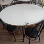 LOTE 205 - 01 MESA DE FERRO COM BASE DOBRÁVEL, TAMPO EM MADEIRA E 06 CADEIRAS DE FERRO COM ASSENTO ALMOFADADO. (NO ESTADO) ATENÇÃO! FAZER A VISITAÇÃO ANTES DE ARREMATAR, NÃO SABEMOS SE FUNCIONA. LEILÃO NÃO TEM GARANTIA E NEM DEVOLUÇÃO, SUJEITO A POSSÍVEIS AVARIAS VISÍVEIS/OCULTAS E/OU AUSÊNCIA DE COMPONENTES.
