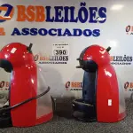 LOTE 390 - 02 CAFETEIRAS DOLCE GUSTO. (NO ESTADO) ATENÇÃO! FAZER A VISITAÇÃO ANTES DE ARREMATAR, NÃO SABEMOS SE FUNCIONA. LEILÃO NÃO TEM GARANTIA E NEM DEVOLUÇÃO, SUJEITO A POSSÍVEIS AVARIAS VISÍVEIS/OCULTAS E/OU AUSÊNCIA DE COMPONENTES.