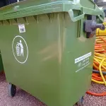 LOTE 196 - 01 CONTAINER HDPE EN840 660LITROS. (NO ESTADO) ATENÇÃO! FAZER A VISITAÇÃO ANTES DE ARREMATAR, NÃO SABEMOS SE FUNCIONA. LEILÃO NÃO TEM GARANTIA E NEM DEVOLUÇÃO, SUJEITO A POSSÍVEIS AVARIAS VISÍVEIS/OCULTAS E/OU AUSÊNCIA DE COMPONENTES.