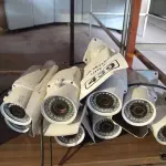 LOTE 439 - 01 LOTE COM VÁRIAS CÂMERAS DE SEGURANÇA MARCAS E MODELOS DIVERSOS. (NO ESTADO) ATENÇÃO! FAZER A VISITAÇÃO ANTES DE ARREMATAR, NÃO SABEMOS SE FUNCIONA. LEILÃO NÃO TEM GARANTIA E NEM DEVOLUÇÃO, SUJEITO A POSSÍVEIS AVARIAS VISÍVEIS/OCULTAS E/OU AUSÊNCIA DE COMPONENTES.
