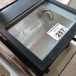 LOTE 257 - 02 LUMINÁRIAS DE PÁTIO. (NO ESTADO) ATENÇÃO! FAZER A VISITAÇÃO ANTES DE ARREMATAR, NÃO SABEMOS SE FUNCIONA. LEILÃO NÃO TEM GARANTIA E NEM DEVOLUÇÃO, SUJEITO A POSSÍVEIS AVARIAS VISÍVEIS/OCULTAS E/OU AUSÊNCIA DE COMPONENTES.