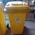 LOTE 216 - 01 CONTAINER HDPE EN840 120LITROS. (NO ESTADO) ATENÇÃO! FAZER A VISITAÇÃO ANTES DE ARREMATAR, NÃO SABEMOS SE FUNCIONA. LEILÃO NÃO TEM GARANTIA E NEM DEVOLUÇÃO, SUJEITO A POSSÍVEIS AVARIAS VISÍVEIS/OCULTAS E/OU AUSÊNCIA DE COMPONENTES.