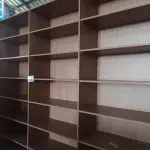 LOTE 525 - 01 ESTANTE EM MADEIRA COM DIVISÓRIAS. (NO ESTADO) ATENÇÃO! FAZER A VISITAÇÃO ANTES DE ARREMATAR, NÃO SABEMOS SE FUNCIONA. LEILÃO NÃO TEM GARANTIA E NEM DEVOLUÇÃO, SUJEITO A POSSÍVEIS AVARIAS VISÍVEIS/OCULTAS E/OU AUSÊNCIA DE COMPONENTES.