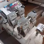LOTE 197 - 01 COMPRESSOR ODONTOLÓGICO E 01 FILTRO ARFLEX. (NO ESTADO) ATENÇÃO! FAZER A VISITAÇÃO ANTES DE ARREMATAR, NÃO SABEMOS SE FUNCIONA. LEILÃO NÃO TEM GARANTIA E NEM DEVOLUÇÃO, SUJEITO A POSSÍVEIS AVARIAS VISÍVEIS/OCULTAS E/OU AUSÊNCIA DE COMPONENTES.