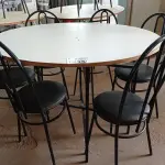 LOTE 255 - 01 MESA DE FERRO COM BASE DOBRÁVEL, TAMPO EM MADEIRA E 06 CADEIRAS DE FERRO COM ASSENTO ALMOFADADO. (NO ESTADO) ATENÇÃO! FAZER A VISITAÇÃO ANTES DE ARREMATAR, NÃO SABEMOS SE FUNCIONA. LEILÃO NÃO TEM GARANTIA E NEM DEVOLUÇÃO, SUJEITO A POSSÍVEIS AVARIAS VISÍVEIS/OCULTAS E/OU AUSÊNCIA DE COMPONENTES.
