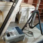 LOTE 297 - 01 PROJETOR MULTIMIDIA, 01 TRIPÉ E 01 TELA DE PROJEÇÃO. (NO ESTADO) ATENÇÃO! FAZER A VISITAÇÃO ANTES DE ARREMATAR, NÃO SABEMOS SE FUNCIONA. LEILÃO NÃO TEM GARANTIA E NEM DEVOLUÇÃO, SUJEITO A POSSÍVEIS AVARIAS VISÍVEIS/OCULTAS E/OU AUSÊNCIA DE COMPONENTES.