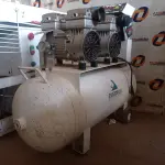 LOTE 197 - 01 COMPRESSOR ODONTOLÓGICO E 01 FILTRO ARFLEX. (NO ESTADO) ATENÇÃO! FAZER A VISITAÇÃO ANTES DE ARREMATAR, NÃO SABEMOS SE FUNCIONA. LEILÃO NÃO TEM GARANTIA E NEM DEVOLUÇÃO, SUJEITO A POSSÍVEIS AVARIAS VISÍVEIS/OCULTAS E/OU AUSÊNCIA DE COMPONENTES.
