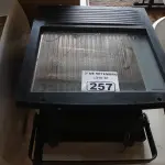 LOTE 257 - 02 LUMINÁRIAS DE PÁTIO. (NO ESTADO) ATENÇÃO! FAZER A VISITAÇÃO ANTES DE ARREMATAR, NÃO SABEMOS SE FUNCIONA. LEILÃO NÃO TEM GARANTIA E NEM DEVOLUÇÃO, SUJEITO A POSSÍVEIS AVARIAS VISÍVEIS/OCULTAS E/OU AUSÊNCIA DE COMPONENTES.