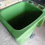LOTE 206 - 01 CONTAINER HDPE EN840 240LITROS. (NO ESTADO) ATENÇÃO! FAZER A VISITAÇÃO ANTES DE ARREMATAR, NÃO SABEMOS SE FUNCIONA. LEILÃO NÃO TEM GARANTIA E NEM DEVOLUÇÃO, SUJEITO A POSSÍVEIS AVARIAS VISÍVEIS/OCULTAS E/OU AUSÊNCIA DE COMPONENTES.