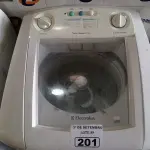 LOTE 201 - 01 MÁQUINA DE LAVAR ROUPAS MARCA ELECTROLUX CAPACIDADE 6KG 220V. (NO ESTADO) ATENÇÃO! FAZER A VISITAÇÃO ANTES DE ARREMATAR, NÃO SABEMOS SE FUNCIONA. LEILÃO NÃO TEM GARANTIA E NEM DEVOLUÇÃO, SUJEITO A POSSÍVEIS AVARIAS VISÍVEIS/OCULTAS E/OU AUSÊNCIA DE COMPONENTES.