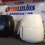 LOTE 337 - 02 FRITADEIRAS AIR FRY MARCAS E MODELOS DIVERSOS 110V. (NO ESTADO) ATENÇÃO! FAZER A VISITAÇÃO ANTES DE ARREMATAR, NÃO SABEMOS SE FUNCIONA. LEILÃO NÃO TEM GARANTIA E NEM DEVOLUÇÃO, SUJEITO A POSSÍVEIS AVARIAS VISÍVEIS/OCULTAS E/OU AUSÊNCIA DE COMPONENTES.