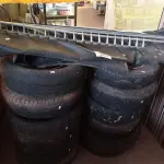 LOTE 463 - 01 CAPOTA MARÍTIMA DA L200 TRITON, 12 RODAS PARA BETONEIRA E 01 BARRA DE PONTAS DE LANÇA PARA MURO.  (NO ESTADO) ATENÇÃO! FAZER A VISITAÇÃO ANTES DE ARREMATAR, NÃO SABEMOS SE FUNCIONA. LEILÃO NÃO TEM GARANTIA E NEM DEVOLUÇÃO, SUJEITO A POSSÍVEIS AVARIAS VISÍVEIS/OCULTAS E/OU AUSÊNCIA DE COMPONENTES.