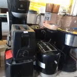 LOTE 503 - 05 CAFETEIRAS, 03 TORRADEIRAS, 01 COMEDOURO PARA PETS E 03 LIQUIDIFICADORES MARCAS E MODELOS DIVERSOS. (NO ESTADO) ATENÇÃO! FAZER A VISITAÇÃO ANTES DE ARREMATAR, NÃO SABEMOS SE FUNCIONA. LEILÃO NÃO TEM GARANTIA E NEM DEVOLUÇÃO, SUJEITO A POSSÍVEIS AVARIAS VISÍVEIS/OCULTAS E/OU AUSÊNCIA DE COMPONENTES.