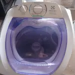 LOTE 194 - 01 MÁQUINA DE LAVAR MARCA ELECTROLUX CAPACIDADE 8KG 220V. (NO ESTADO) ATENÇÃO! FAZER A VISITAÇÃO ANTES DE ARREMATAR, NÃO SABEMOS SE FUNCIONA. LEILÃO NÃO TEM GARANTIA E NEM DEVOLUÇÃO, SUJEITO A POSSÍVEIS AVARIAS VISÍVEIS/OCULTAS E/OU AUSÊNCIA DE COMPONENTES.