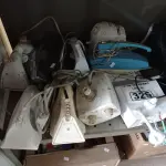 LOTE 325 - 05 FERROA DE PASSAR ROUPAS, 01 BATEDEIRA INCOMPLETA, 01 DUCHA E 02 PEÇAS PARA CHUVEIRO MARCAS E MODELOS DIVERSOS. (NO ESTADO) ATENÇÃO! FAZER A VISITAÇÃO ANTES DE ARREMATAR, NÃO SABEMOS SE FUNCIONA. LEILÃO NÃO TEM GARANTIA E NEM DEVOLUÇÃO, SUJEITO A POSSÍVEIS AVARIAS VISÍVEIS/OCULTAS E/OU AUSÊNCIA DE COMPONENTES.