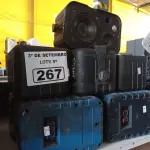 LOTE 267 - 08 CAIXAS DE SOM AMBIENTE. (NO ESTADO) ATENÇÃO! FAZER A VISITAÇÃO ANTES DE ARREMATAR, NÃO SABEMOS SE FUNCIONA. LEILÃO NÃO TEM GARANTIA E NEM DEVOLUÇÃO, SUJEITO A POSSÍVEIS AVARIAS VISÍVEIS/OCULTAS E/OU AUSÊNCIA DE COMPONENTES.
