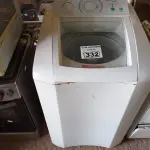 LOTE 332 - 01 MÁQUINA DE LAVAR ROUPAS MARCA ELECTROLUX CAPACIDADE 9KG 220V. (NO ESTADO) ATENÇÃO! FAZER A VISITAÇÃO ANTES DE ARREMATAR, NÃO SABEMOS SE FUNCIONA. LEILÃO NÃO TEM GARANTIA E NEM DEVOLUÇÃO, SUJEITO A POSSÍVEIS AVARIAS VISÍVEIS/OCULTAS E/OU AUSÊNCIA DE COMPONENTES.