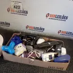 LOTE 422 - 01 ROBÔ ASPIRADOR E PERIFÉRICOS DIVERSOS. (NO ESTADO) ATENÇÃO! FAZER A VISITAÇÃO ANTES DE ARREMATAR, NÃO SABEMOS SE FUNCIONA. LEILÃO NÃO TEM GARANTIA E NEM DEVOLUÇÃO, SUJEITO A POSSÍVEIS AVARIAS VISÍVEIS/OCULTAS E/OU AUSÊNCIA DE COMPONENTES.