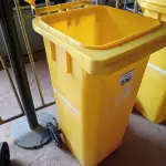 LOTE 236 - 01 CONTAINER HDPE EN840 120LITROS. (NO ESTADO) ATENÇÃO! FAZER A VISITAÇÃO ANTES DE ARREMATAR, NÃO SABEMOS SE FUNCIONA. LEILÃO NÃO TEM GARANTIA E NEM DEVOLUÇÃO, SUJEITO A POSSÍVEIS AVARIAS VISÍVEIS/OCULTAS E/OU AUSÊNCIA DE COMPONENTES.