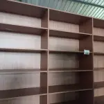 LOTE 520 - 01 ESTANTE EM MADEIRA COM DIVISÓRIAS. (NO ESTADO) ATENÇÃO! FAZER A VISITAÇÃO ANTES DE ARREMATAR, NÃO SABEMOS SE FUNCIONA. LEILÃO NÃO TEM GARANTIA E NEM DEVOLUÇÃO, SUJEITO A POSSÍVEIS AVARIAS VISÍVEIS/OCULTAS E/OU AUSÊNCIA DE COMPONENTES.