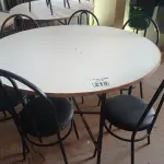 LOTE 215 - 01 MESA DE FERRO COM BASE DOBRÁVEL, TAMPO EM MADEIRA E 06 CADEIRAS DE FERRO COM ASSENTO ALMOFADADO. (NO ESTADO) ATENÇÃO! FAZER A VISITAÇÃO ANTES DE ARREMATAR, NÃO SABEMOS SE FUNCIONA. LEILÃO NÃO TEM GARANTIA E NEM DEVOLUÇÃO, SUJEITO A POSSÍVEIS AVARIAS VISÍVEIS/OCULTAS E/OU AUSÊNCIA DE COMPONENTES.