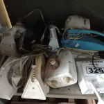 LOTE 325 - 05 FERROA DE PASSAR ROUPAS, 01 BATEDEIRA INCOMPLETA, 01 DUCHA E 02 PEÇAS PARA CHUVEIRO MARCAS E MODELOS DIVERSOS. (NO ESTADO) ATENÇÃO! FAZER A VISITAÇÃO ANTES DE ARREMATAR, NÃO SABEMOS SE FUNCIONA. LEILÃO NÃO TEM GARANTIA E NEM DEVOLUÇÃO, SUJEITO A POSSÍVEIS AVARIAS VISÍVEIS/OCULTAS E/OU AUSÊNCIA DE COMPONENTES.
