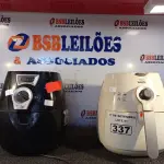 LOTE 337 - 02 FRITADEIRAS AIR FRY MARCAS E MODELOS DIVERSOS 110V. (NO ESTADO) ATENÇÃO! FAZER A VISITAÇÃO ANTES DE ARREMATAR, NÃO SABEMOS SE FUNCIONA. LEILÃO NÃO TEM GARANTIA E NEM DEVOLUÇÃO, SUJEITO A POSSÍVEIS AVARIAS VISÍVEIS/OCULTAS E/OU AUSÊNCIA DE COMPONENTES.